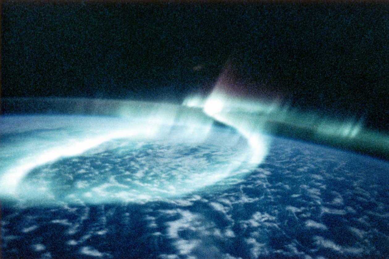 Aurora Borealis (Noorderlicht) gezien vanuit de ruimte. door National Aeronautics and Space Administration National Aeronautics and Space Administration