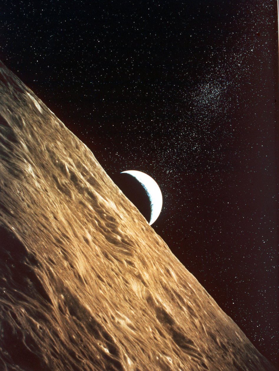 Aarde-opkomst gezien vanaf het oppervlak van de maan: Apollo-missie 1969. door National Aeronautics and Space Administration National Aeronautics and Space Administration