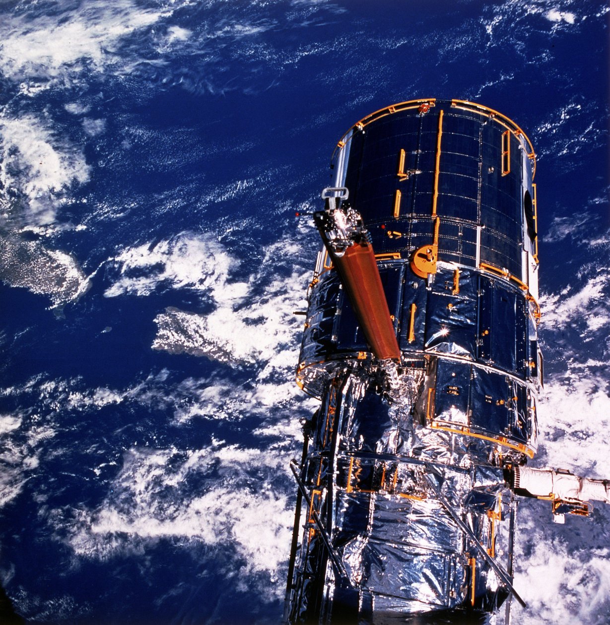 Hubble-ruimtetelescoop boven de aarde. door National Aeronautics and Space Administration National Aeronautics and Space Administration