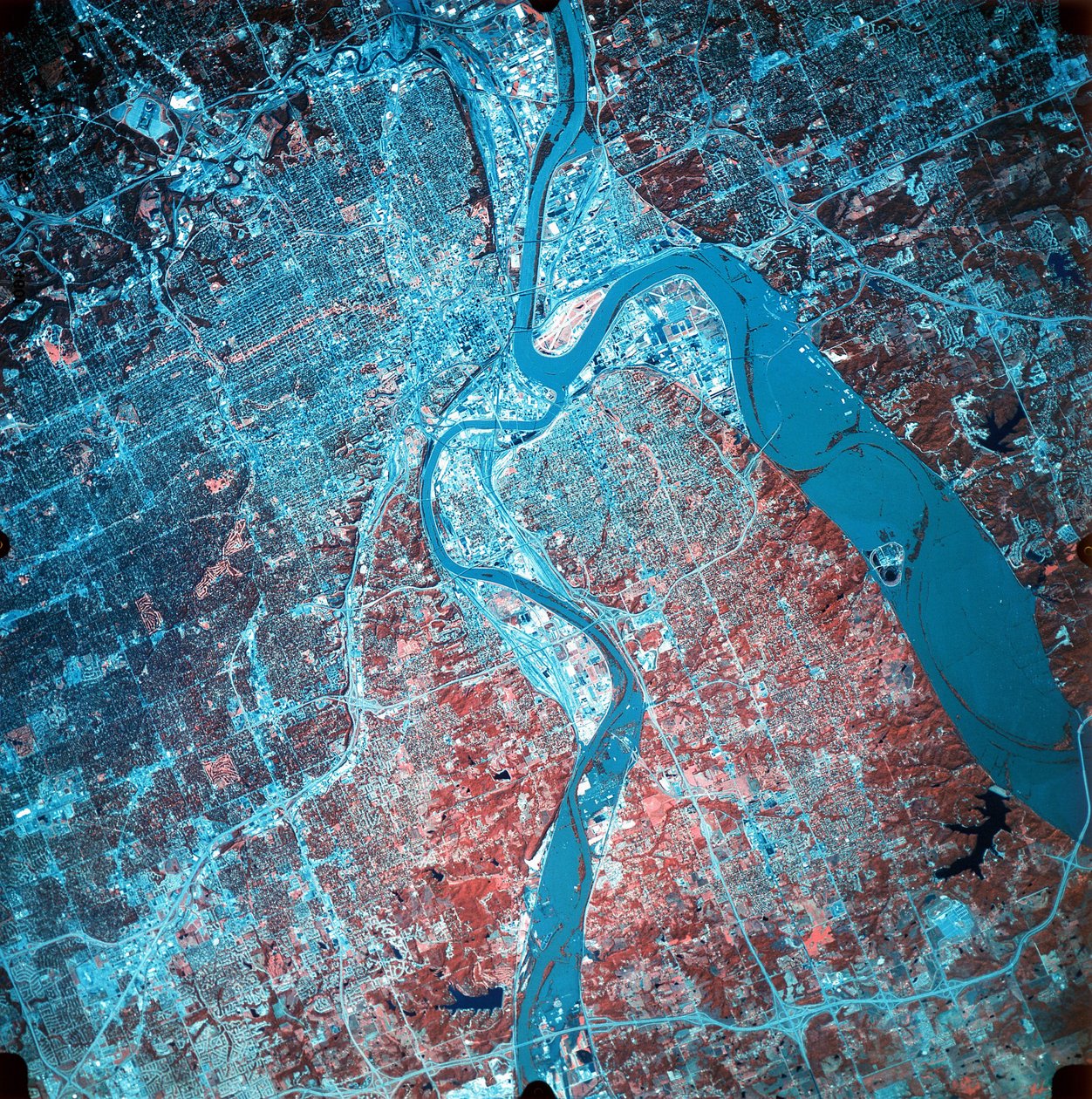 Infraroodfoto van de samenvloeiing van de Missouri- en Kansas-rivieren, 19 juli 1993 tijdens zware overstromingen (Noord, rechtsboven). Gemaakt vanuit NASA