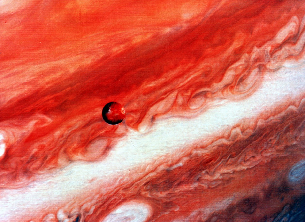 Mozaïek van Jupiter en zijn binnenste satelliet Io. door National Aeronautics and Space Administration National Aeronautics and Space Administration