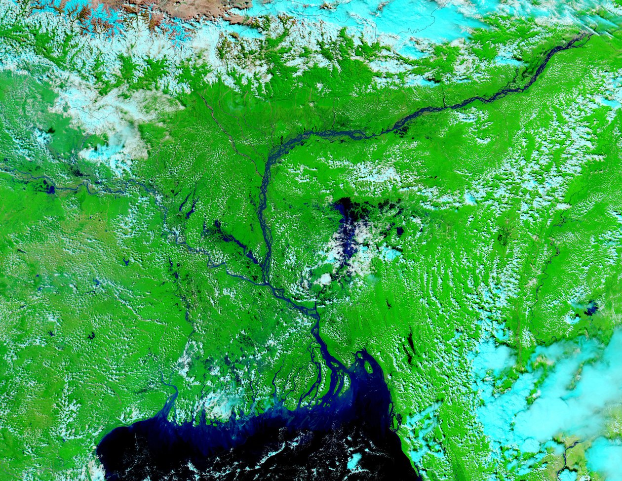 Satellietbeeld, 5 oktober 2002, van door water verzadigde laaglanden in India en Bangladesh. Felblauw zijn rivieren, meren en overstroomde gebieden. Donker gebied middenvoorgrond is de Golf van Bengalen. door National Aeronautics and Space Administration National Aeronautics and Space Administration