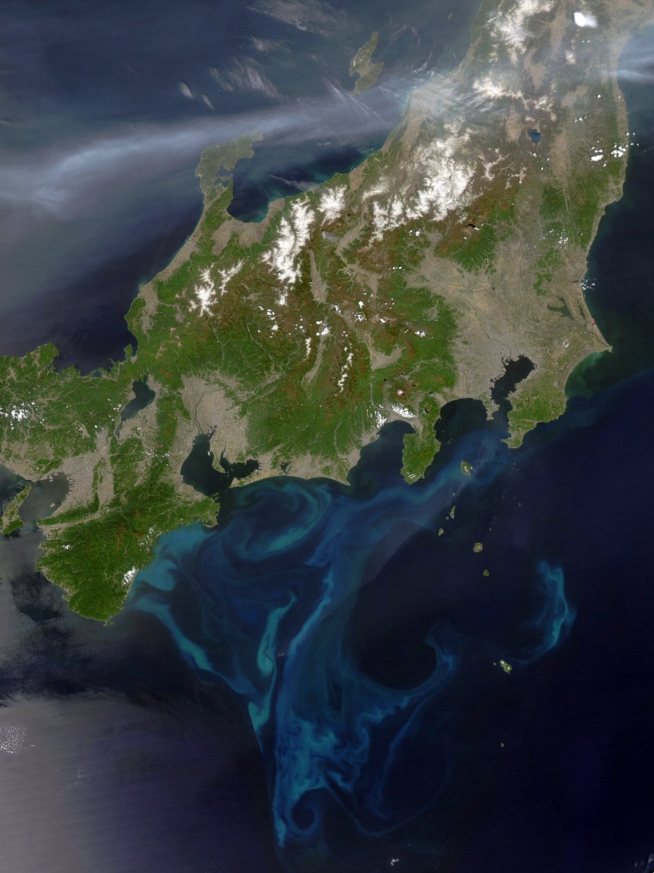 Satellietbeeld van Honshu, Japan, 4 mei 2005 met dikke rookpluim die het eiland oversteekt vanuit het westen waar intense branden woedden in Noord-Korea. door National Aeronautics and Space Administration National Aeronautics and Space Administration