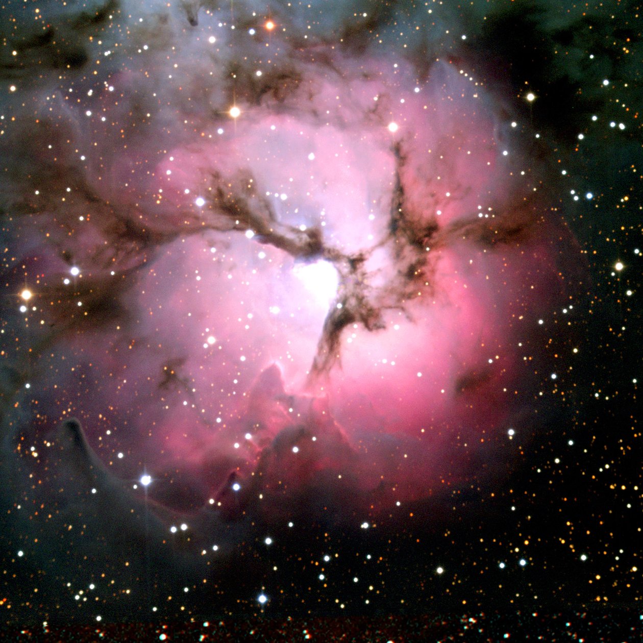 Spitzer Space Telescope composietvergelijking zichtbaar-licht en infraroodbeelden van de gloeiende Trifid-nevel, een gigantische stervormende wolk van gas en stof gelegen in het sterrenbeeld Boogschutter. door National Aeronautics and Space Administration National Aeronautics and Space Administration