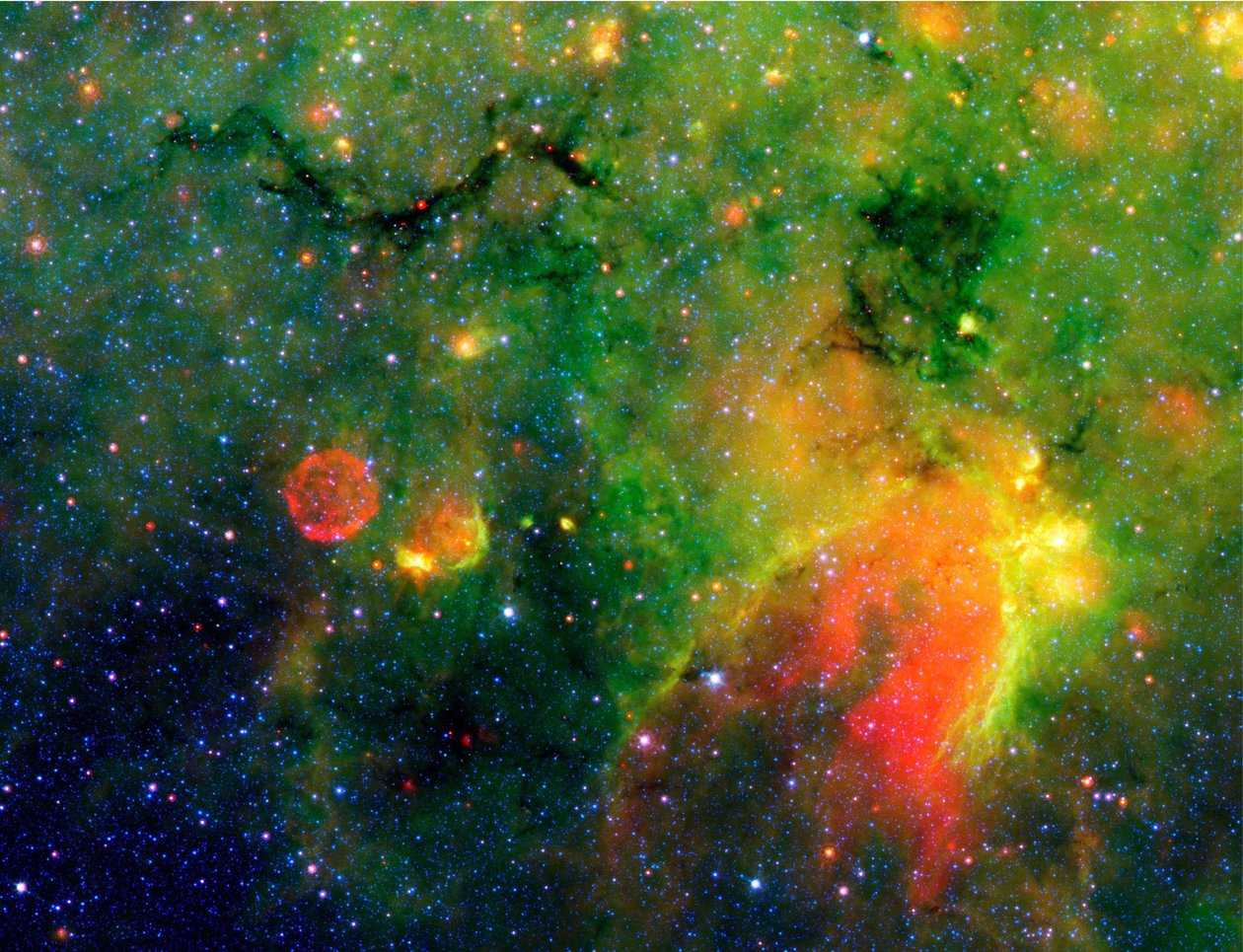 Spitzer Space Telescope infraroodbeeld van een slang (linksboven) en de omliggende stormachtige omgeving. Het is eigenlijk de kern van een dikke, roetachtige wolk groot genoeg om tientallen zonnestelsels te verzwelgen. door National Aeronautics and Space Administration National Aeronautics and Space Administration