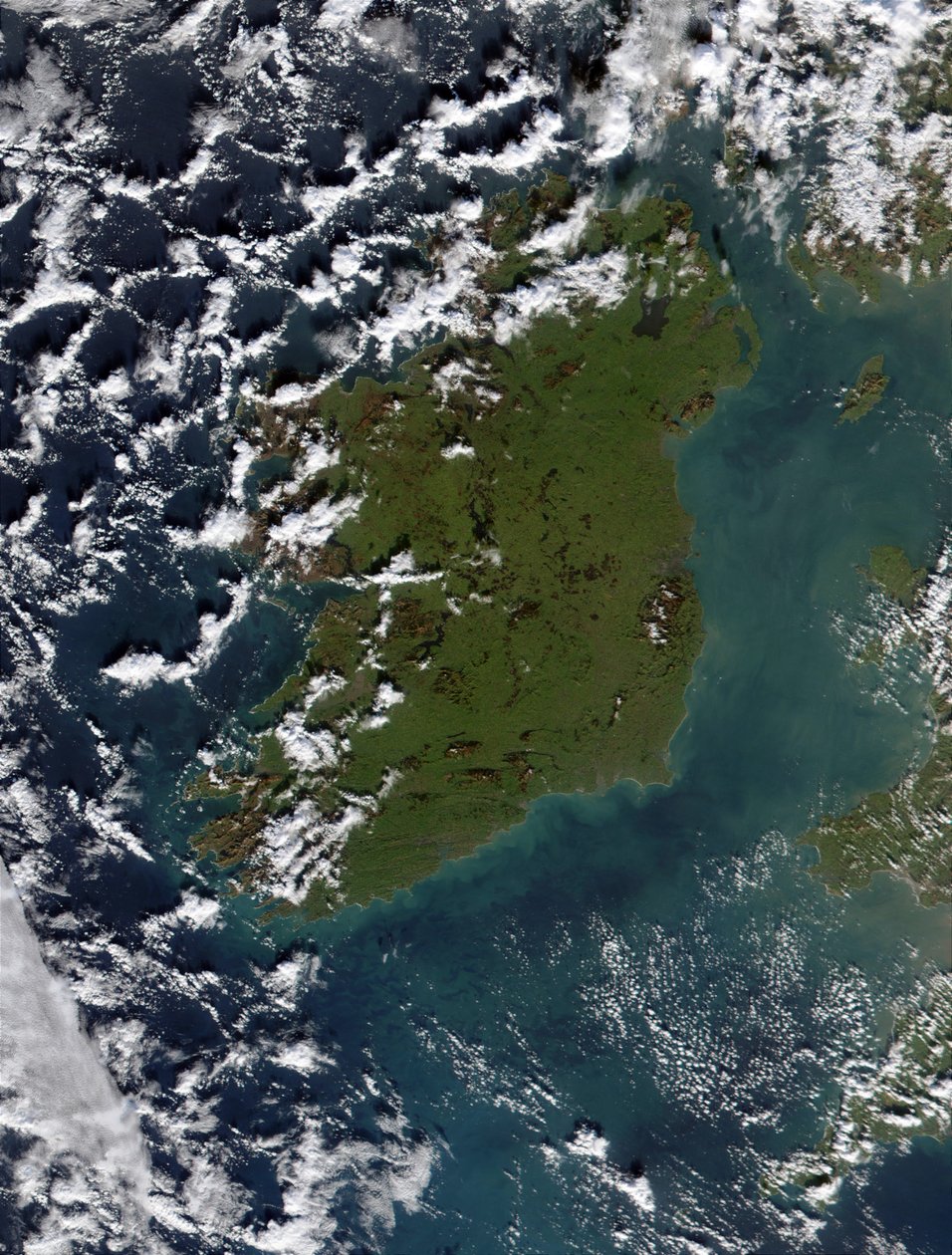 De Ierse Zee (rechts) vol fytoplankton in dit echtkleurige beeld van januari 2002. De Ierse Zee scheidt Ierland (midden) van het Verenigd Koninkrijk (rechts). Dit melkachtige uiterlijk is waarschijnlijk te wijten aan door National Aeronautics and Space Administration National Aeronautics and Space Administration