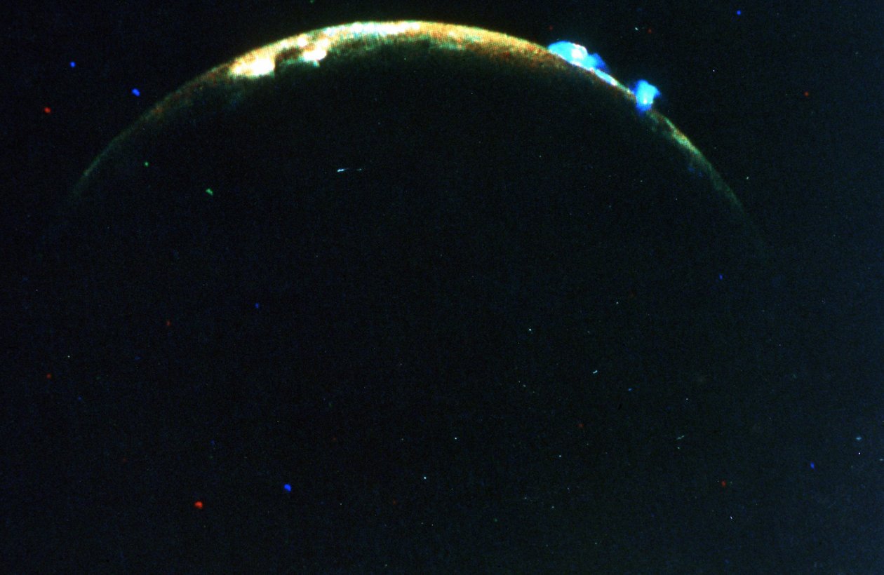 Vulkaanuitbarsting op Jupiters maan Io. Boven: Pluim 5: Onder: Pluim 6. Voyager II. door National Aeronautics and Space Administration National Aeronautics and Space Administration