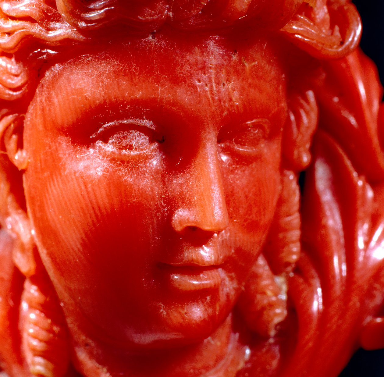 Hanger van een klassiek hoofd en anaphora in mediterrane koraal en goud (detail) door Neapolitan School