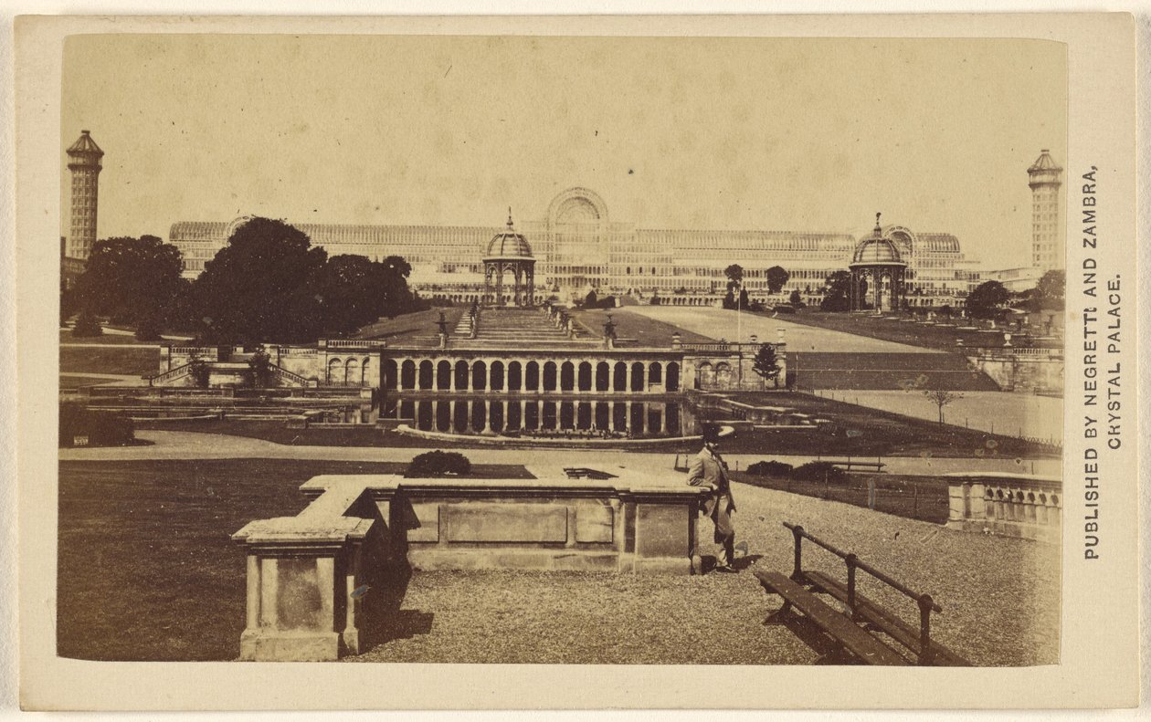[Lang bovenaanzicht van het Crystal Palace gebouw en terrein]. door Negretti and Zambra