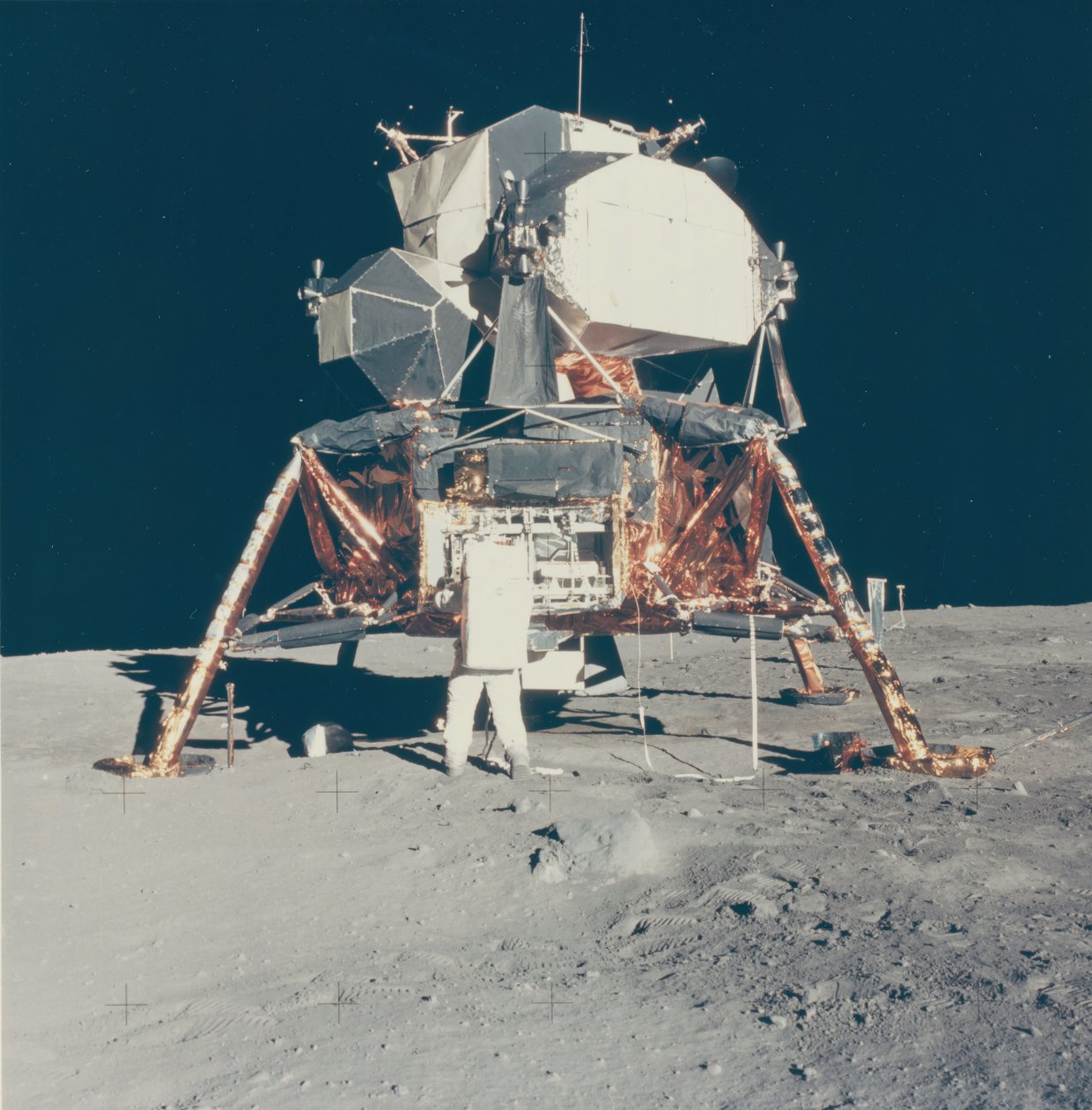Buzz Aldrin met Apollo 11 maanmodule op de maan, 1969 door Neil Armstrong