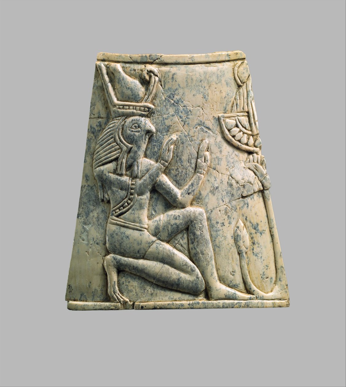 Plaquette met valkenkop Re die de kroon van Boven- en Beneden-Egypte draagt, c.8e-7e eeuw v.Chr. door Neo Assyrian