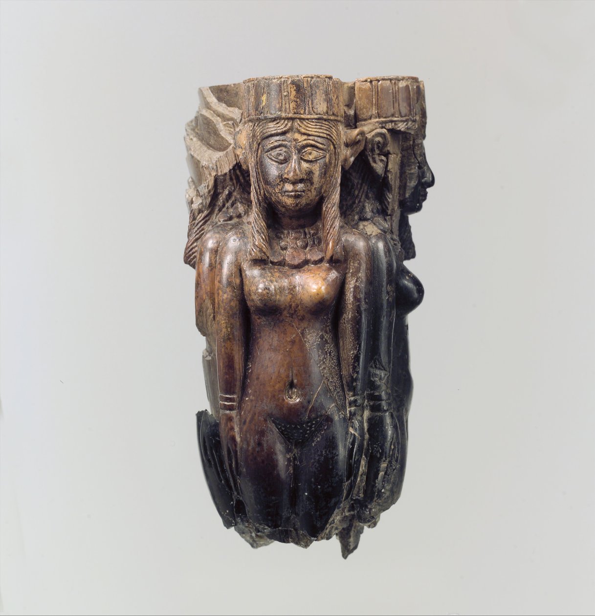 Ventilator- of vliegenmepperhandvat in de vorm van vier vrouwelijke figuren, ca. 8e-7e eeuw v.Chr. (ivoor) door Neo Assyrian