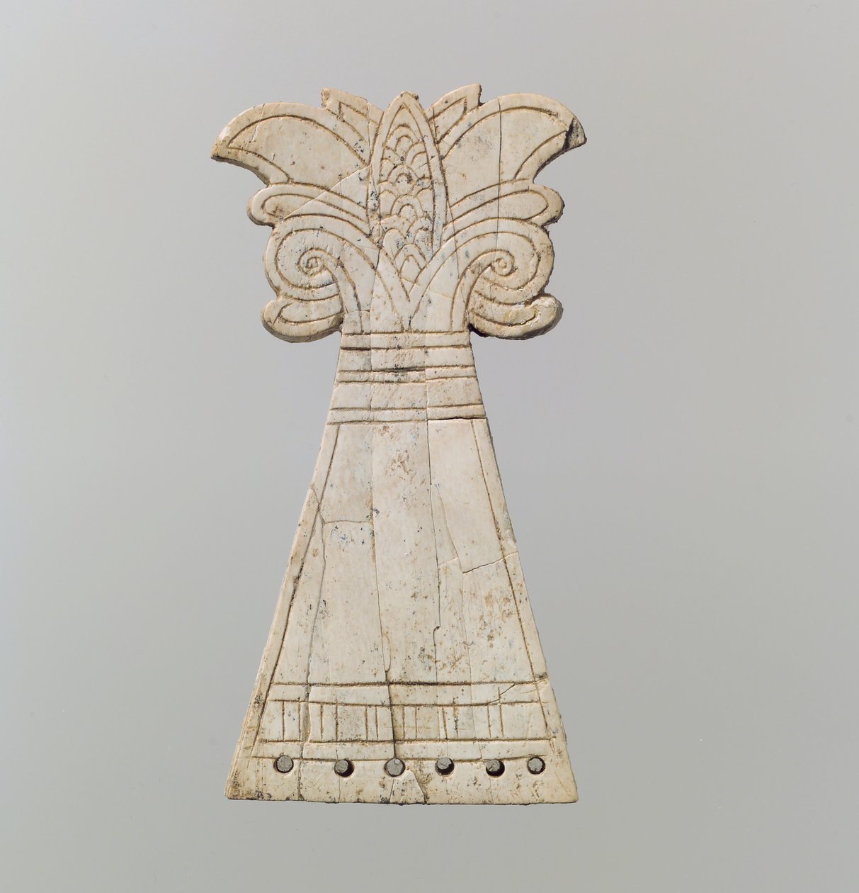 Ingesneden paardenfrontlet gesneden in de vorm van een bloeiende, voluut palmetboom, 9e-8e eeuw v.Chr. door Neo Assyrian
