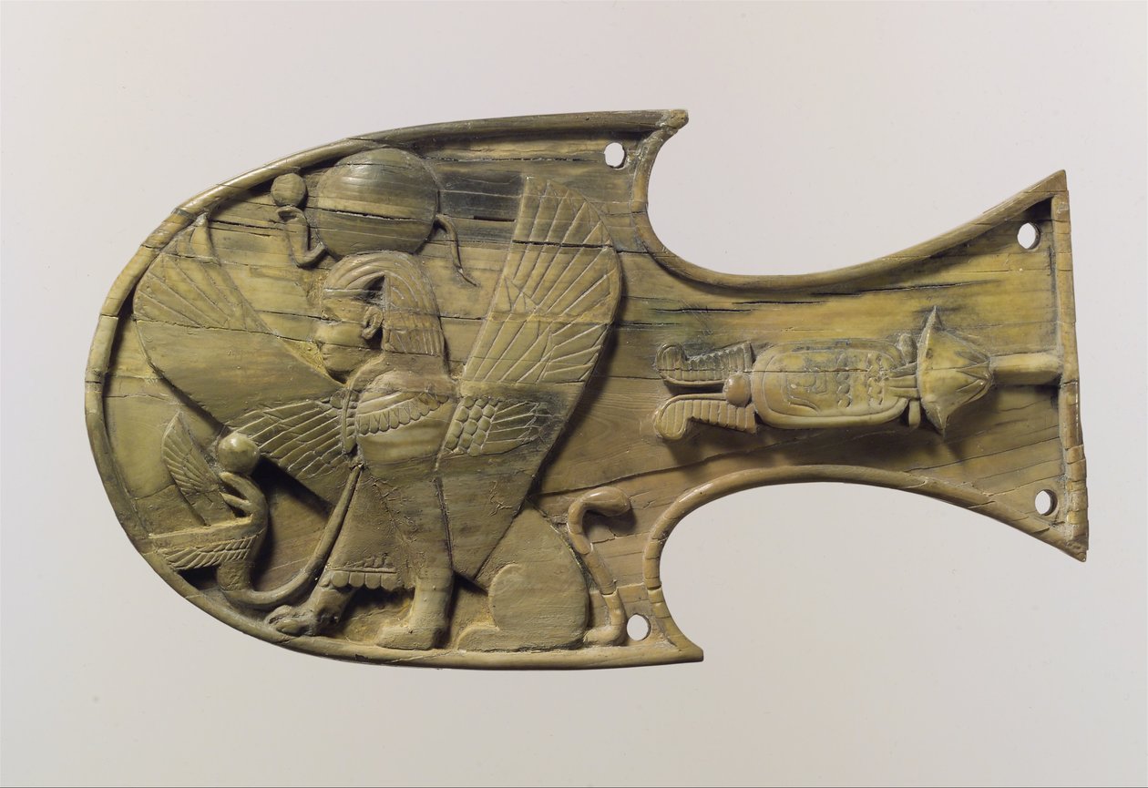 Paardenblinker met reliëf van een zittende sfinx, c.8e eeuw v.Chr. door Neo Assyrian Neo Assyrian