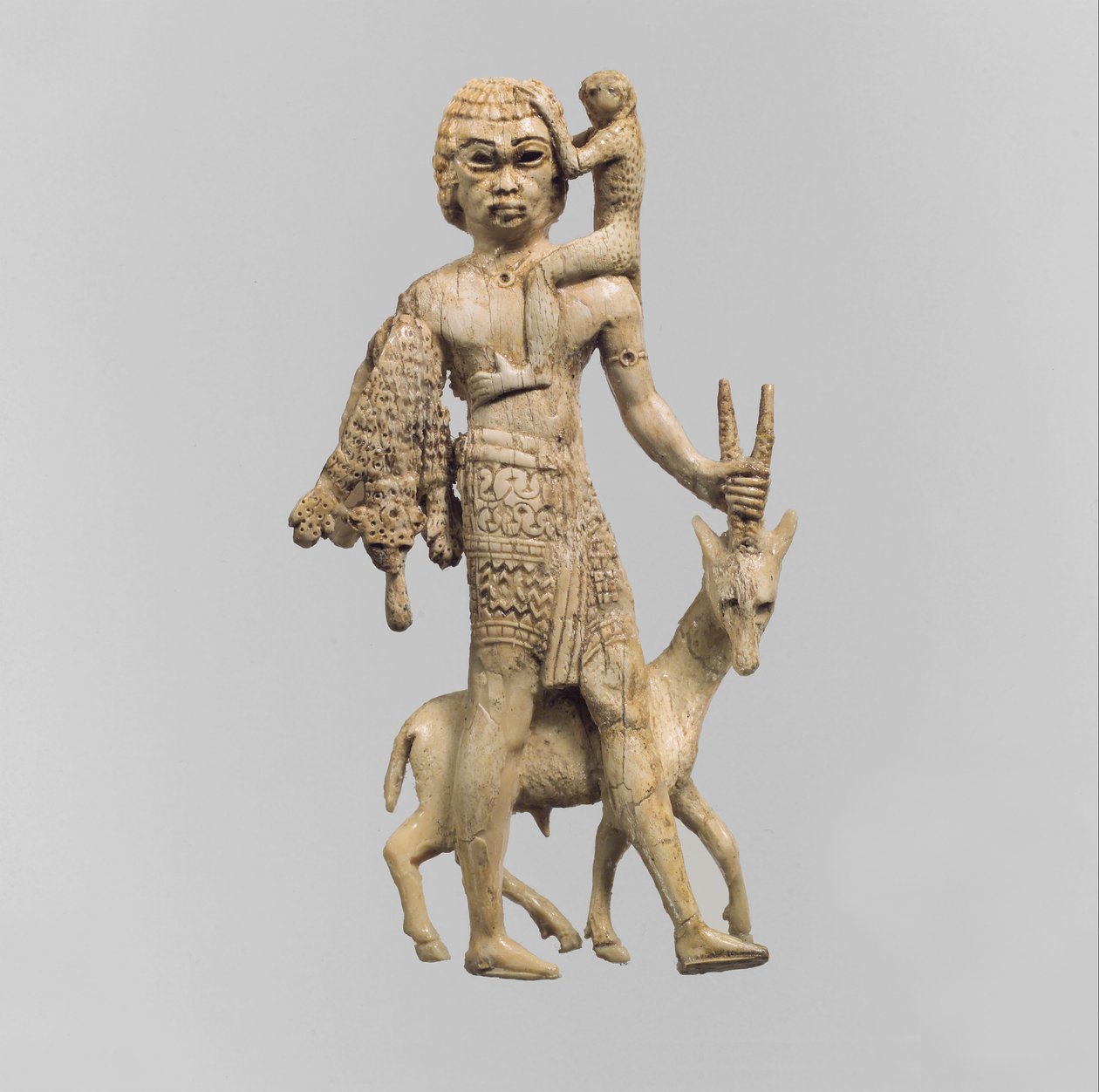 Beeldje van een man met een oryx, een aap en een luipaardhuid, c.8e eeuw v.Chr. door Neo-Assyrian Neo-Assyrian