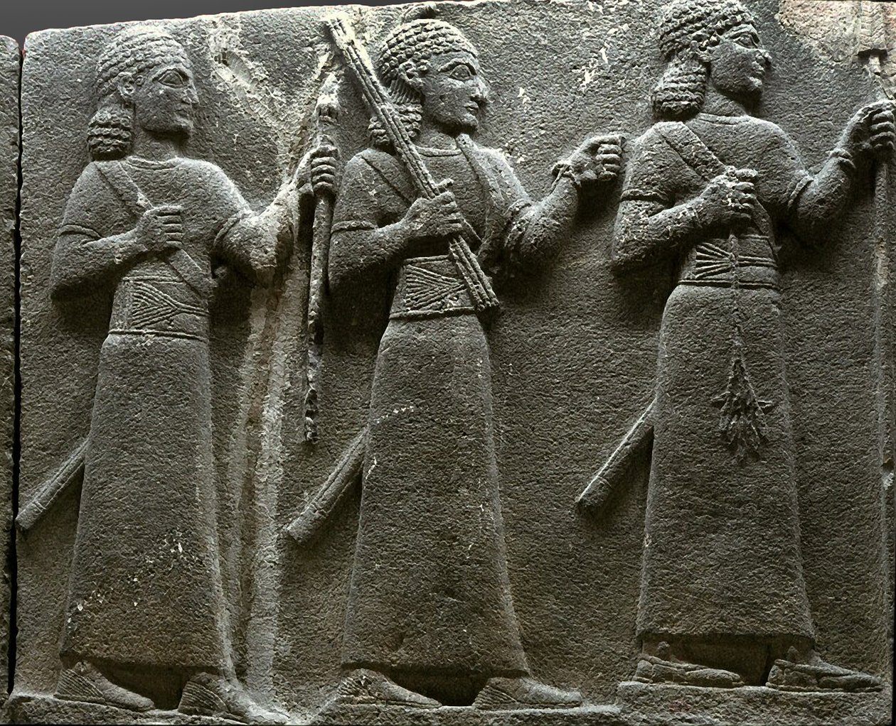 Reliëf met Hettitische hofambtenaren, uit Turkije door Neo Hittite