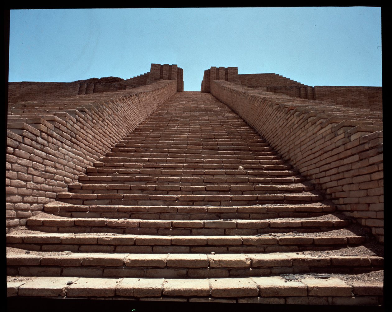 Zicht op de trap van de gereconstrueerde ziggurat, 2050 v.Chr. door Neo Sumerian