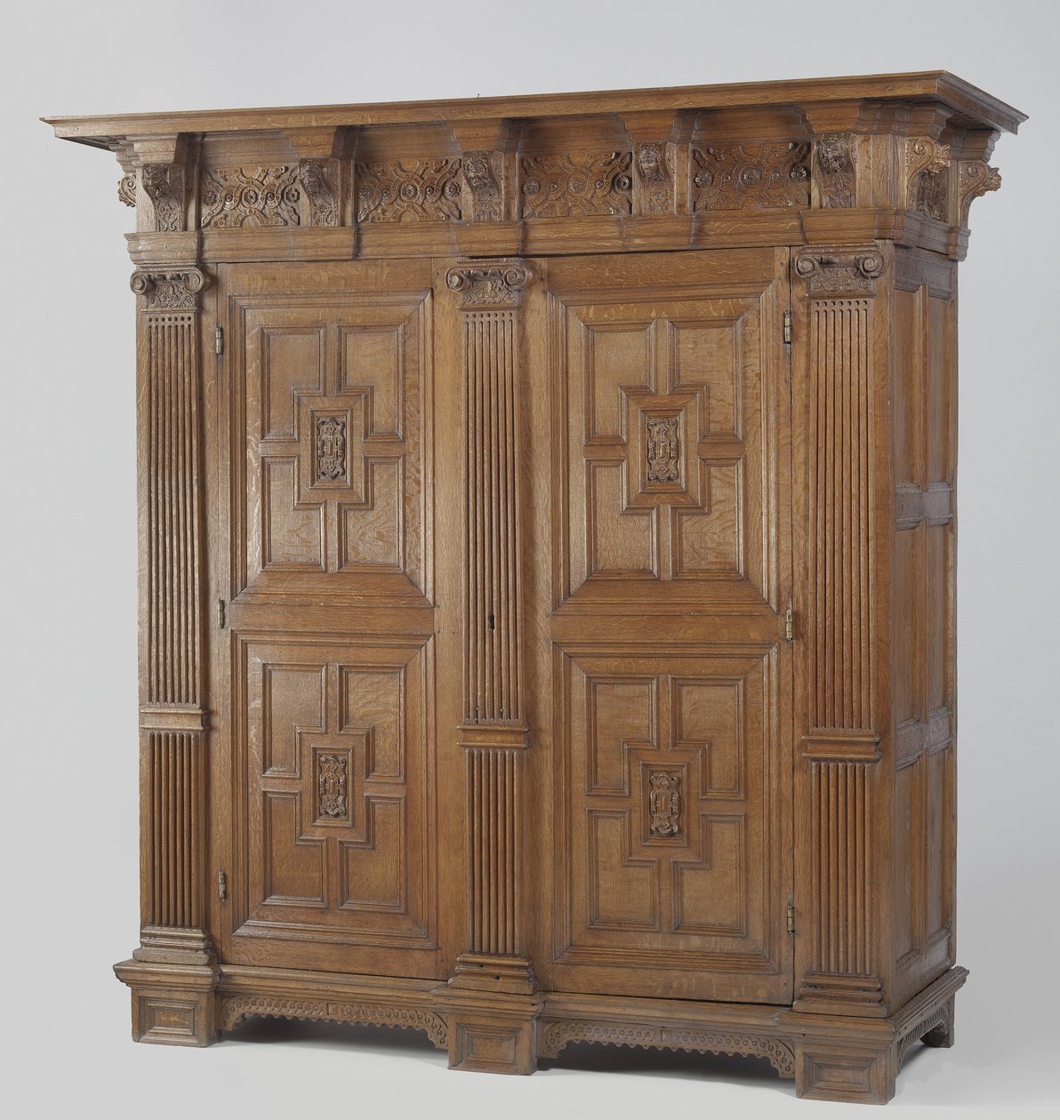 Kast met ionische zuilen door Netherlandish School