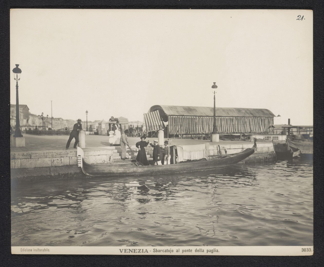 Gondel langs een aanlegsteiger bij de Ponte della Paglia te Venetië door Neue Photographische Gesellschaft