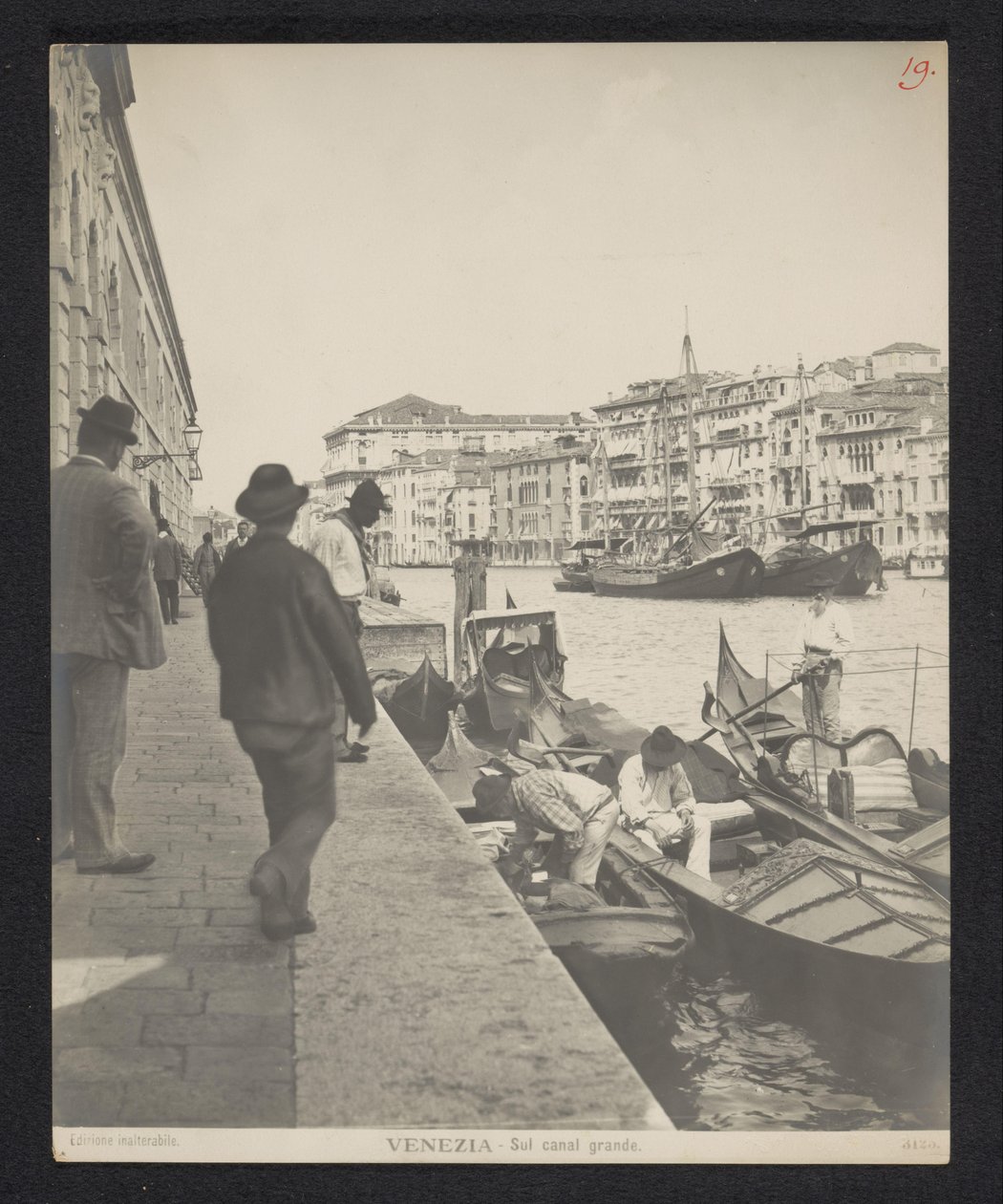 Gondels langs het Canal Grande te Venetië door Neue Photographische Gesellschaft