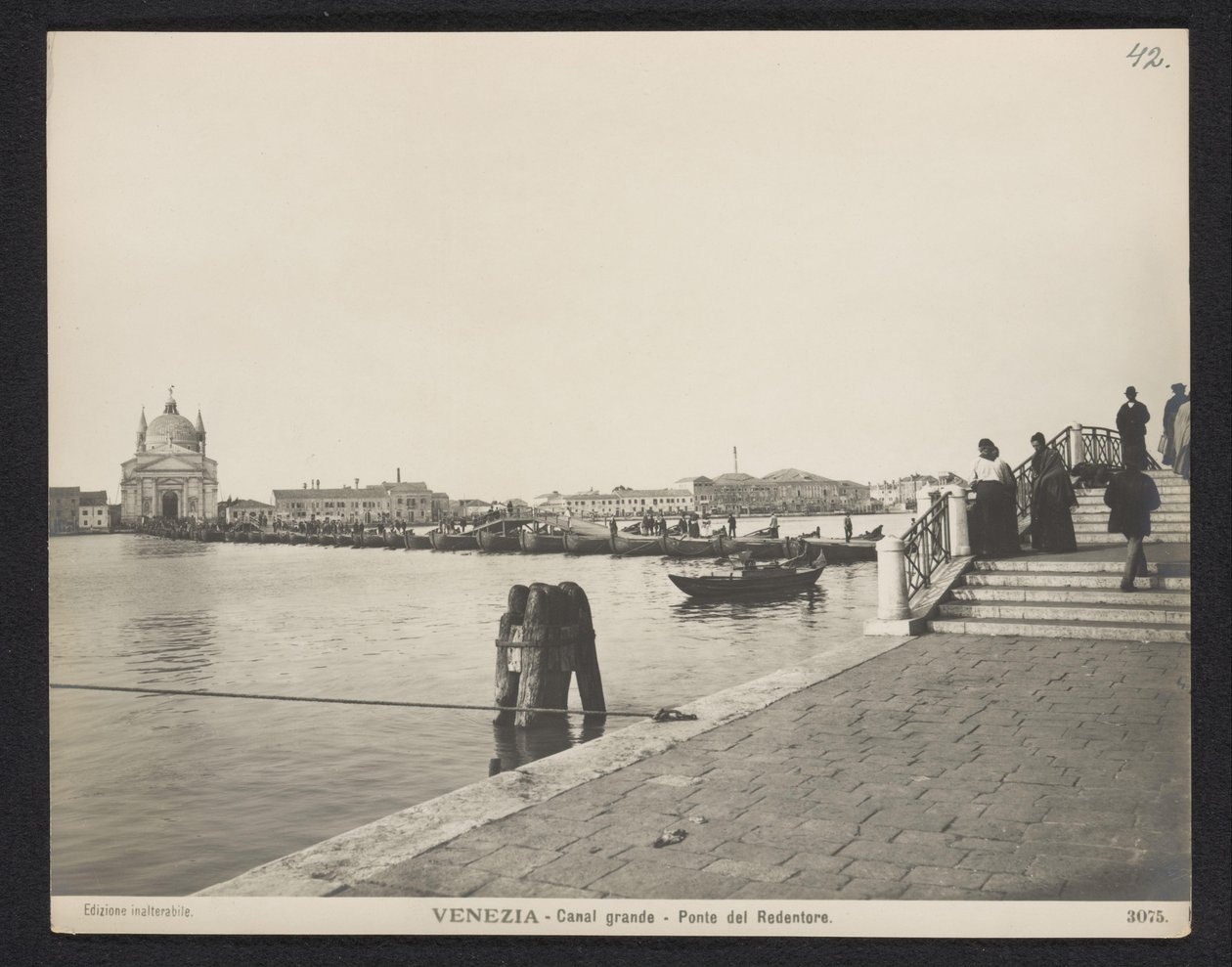 Pontonbrug over het Canal Grande te Venetië tijdens het Festa del Redentore door Neue Photographische Gesellschaft