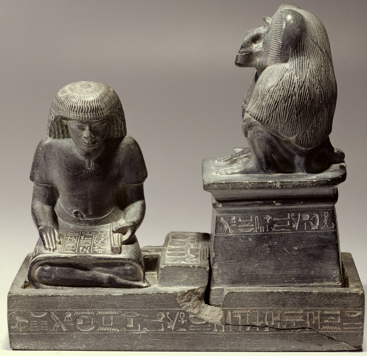 De koninklijke schrijver Nebmertuf schrijft onder de bescherming van de maangod Thoth door New Kingdom Egyptian
