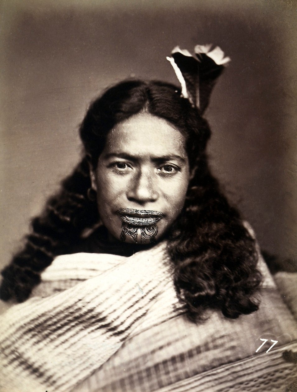 Portret van een Maori met een getatoeëerd gezicht, ca. 1886-88 door New Zealand Photographer
