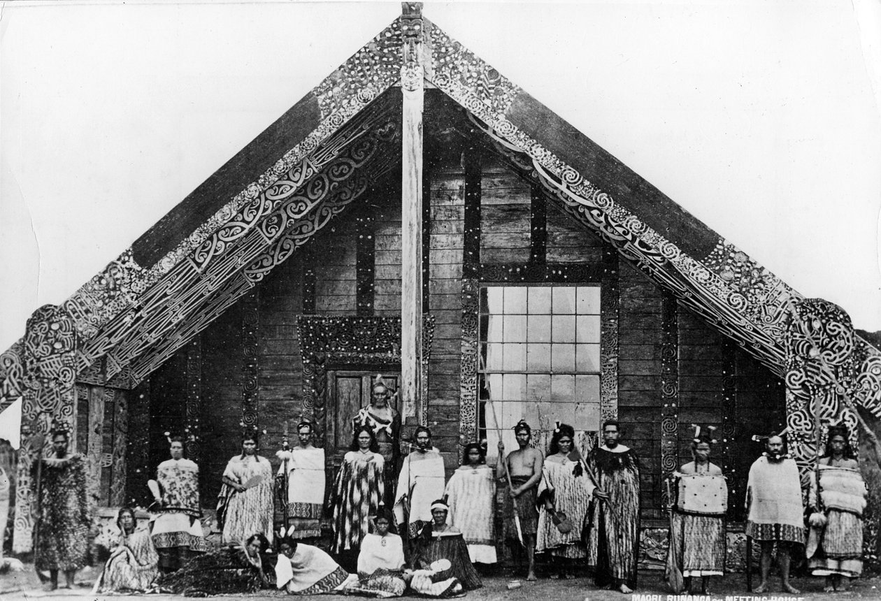 Maori Runanga of Vergaderhuis, ca. 1863-80 door New Zealand Photographer