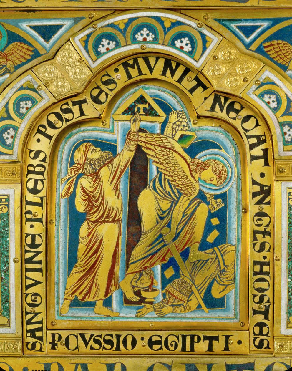De tiende plaag van Egypte: de Israëlieten beschilderen hun deurposten met het bloed van het paaslam ... (emaille op verguld koper) door Nicholas of Verdun