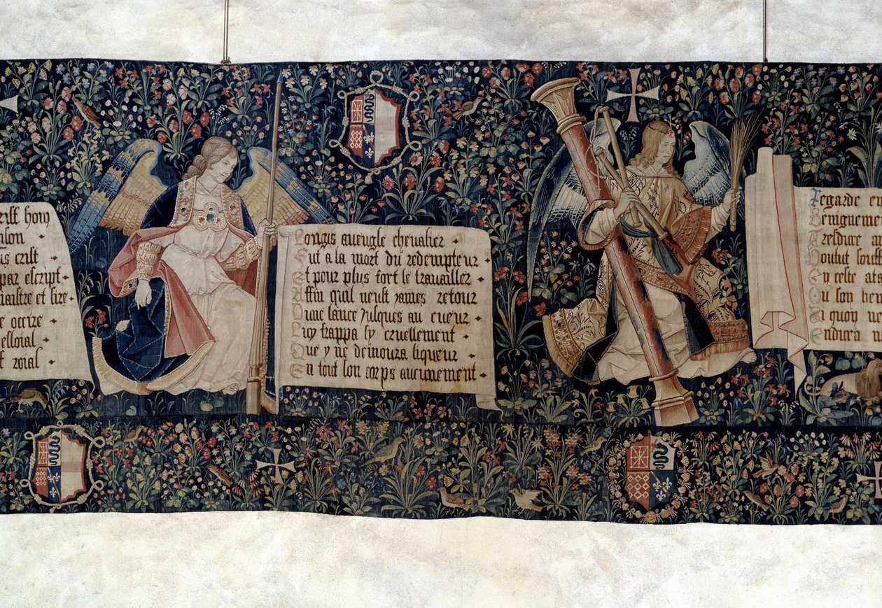 Hanging of the Revelation (1373-1383), engelen dragen instrumenten van de Passie. Wandtapijt door Nicolas Bataille (1330-1405) door Nicolas Bataille