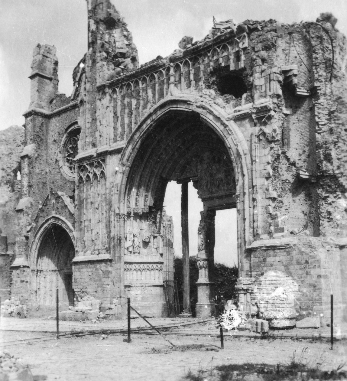 Ruïnes van de kathedraal, Ieper, België, Eerste Wereldoorlog, ca. 1914-ca. 1918 door Nightingale and Co