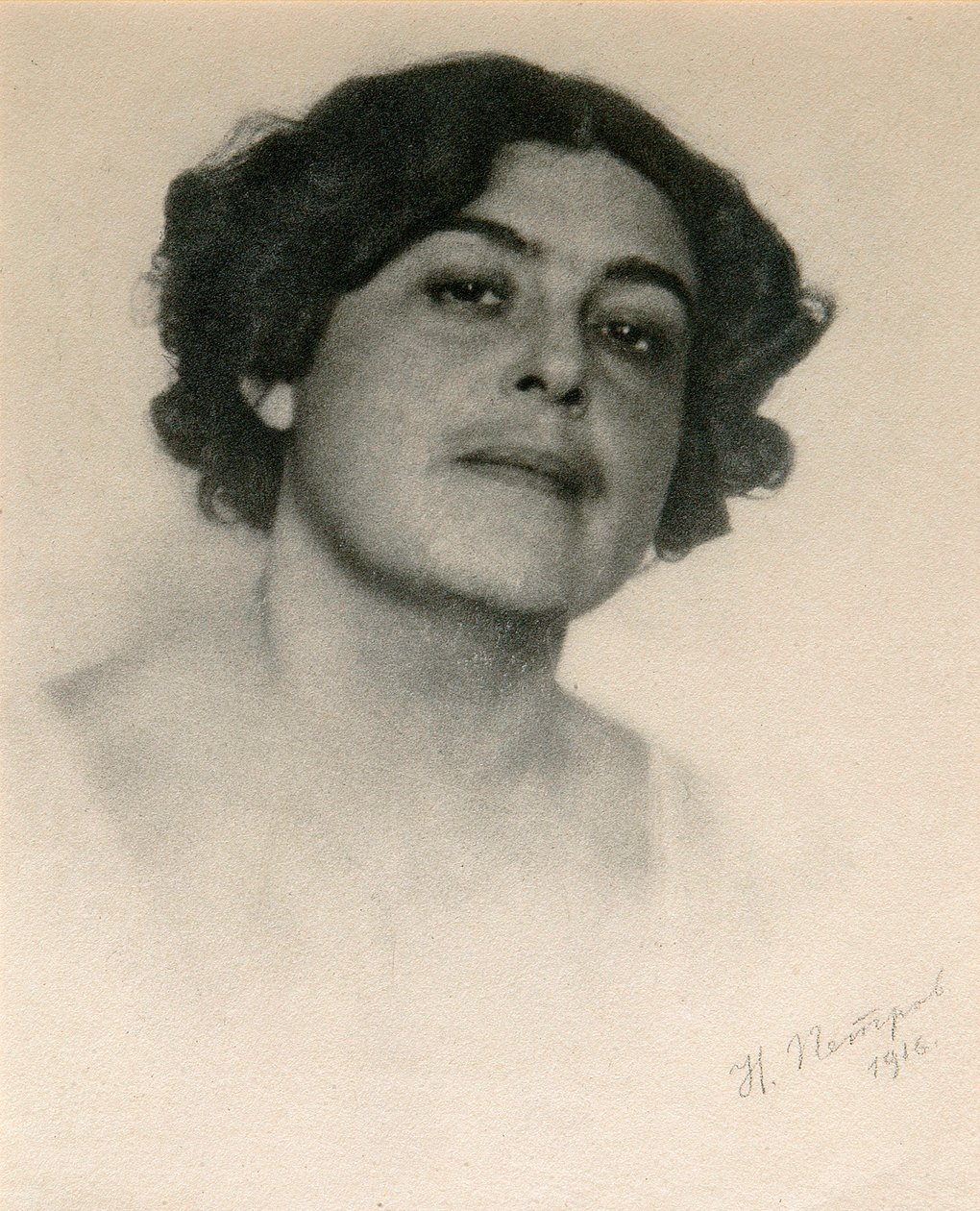 Portret van de Russische actrice Voronets, ca. 1916 door Nikolai Petrov