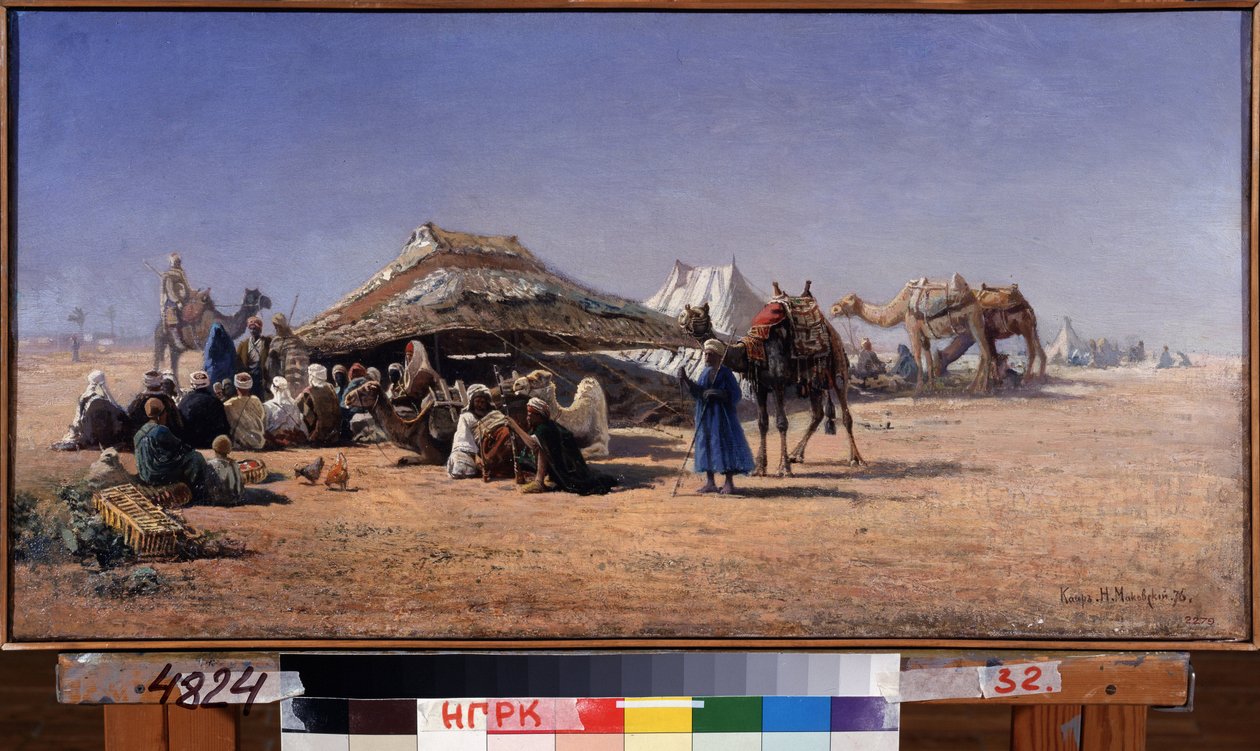 Caïro (Egypte). Kampeerscène van een karavaan in de woestijn, de stad op de achtergrond. door Nikolai Yegorovich Makovsky