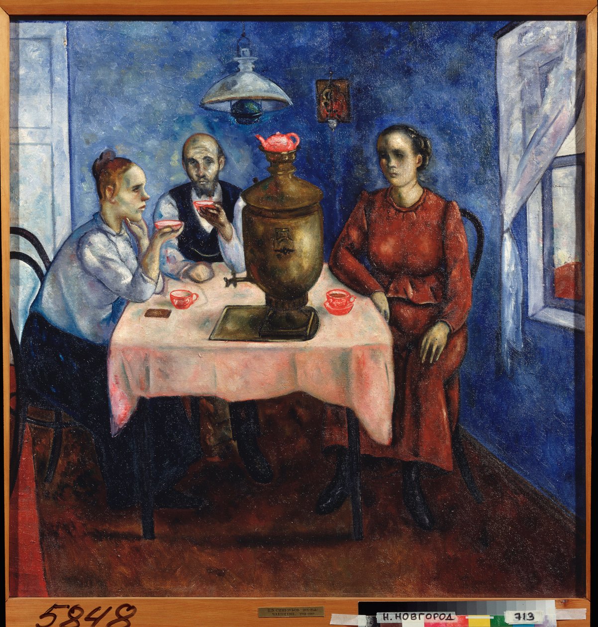 Theetijd (Scène uit het dagelijks leven, een verdrietige familie drinkt thee rond een samovar) door Nikolay Vladimirovic Sinezubov