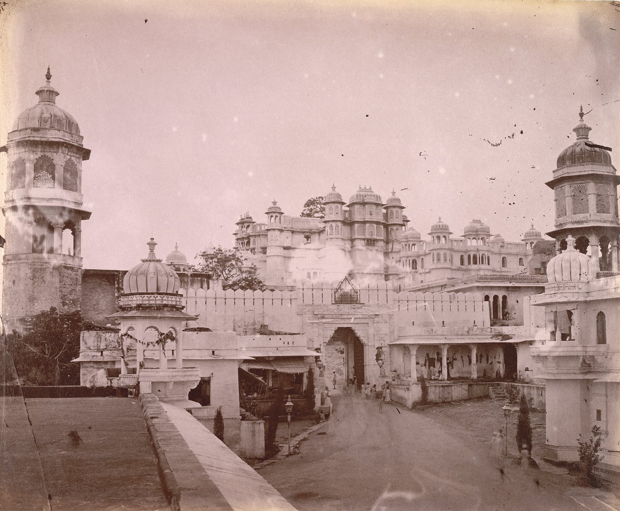 Uitzicht op het Stads Paleis, met toegangspoort op de voorgrond, Udaipur door O.S. Baudesson