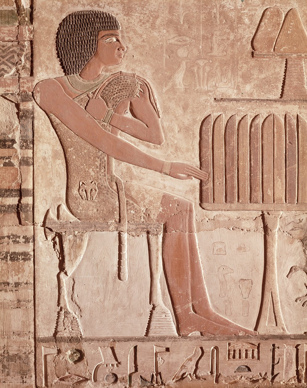 Reliëf met de overledene zittend voor een offertafel met brood door Old Kingdom Egyptian