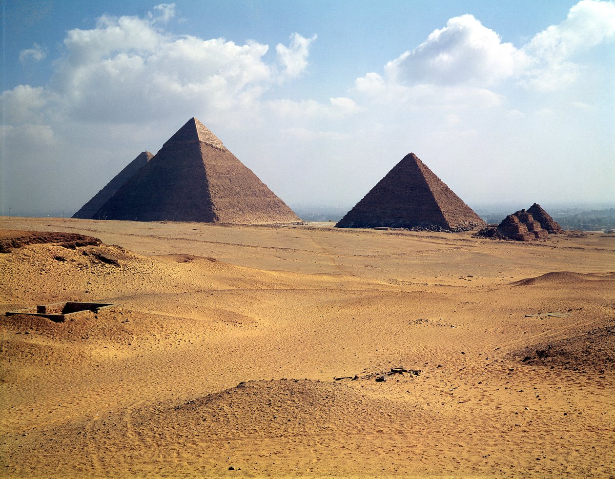 Uitzicht op de piramides van Cheops, Chephren en Mycerinus door Old Kingdom Egyptian