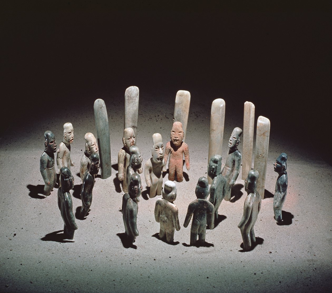 Aanbieding van zestien mannelijke figuren, uit La Venta, Tabasco, Pre-Klassieke Periode, 9e eeuw v.Chr. tot 1e eeuw n.Chr. door Olmec