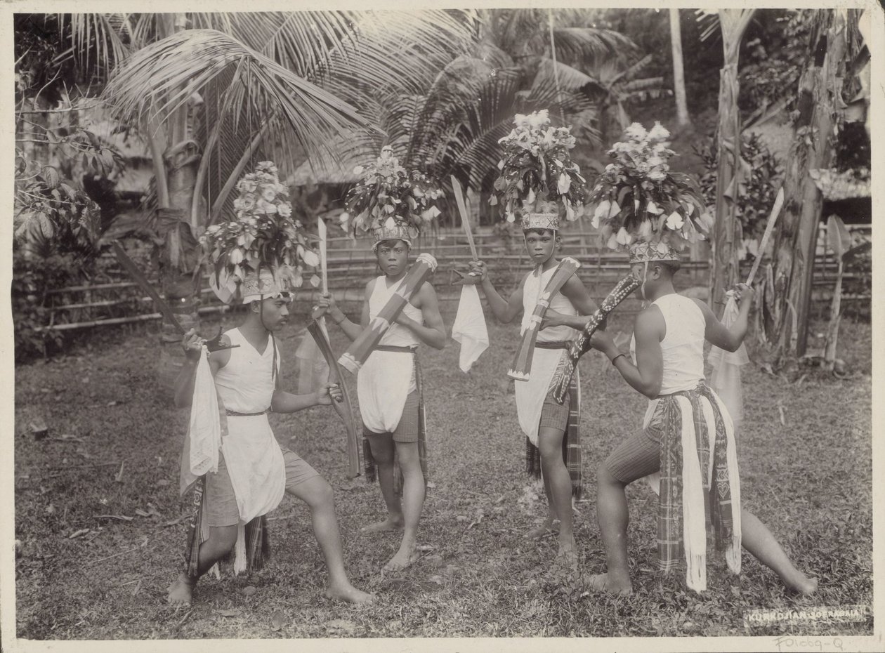 Indische jongens in kostuums dansen met krissen in de hand door Onnes Kurkdjian