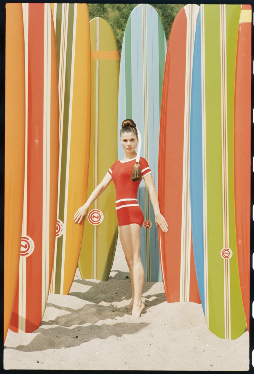 Actrice Wende Wagner met surfplanken op het strand in Malibu door Orlando Suero