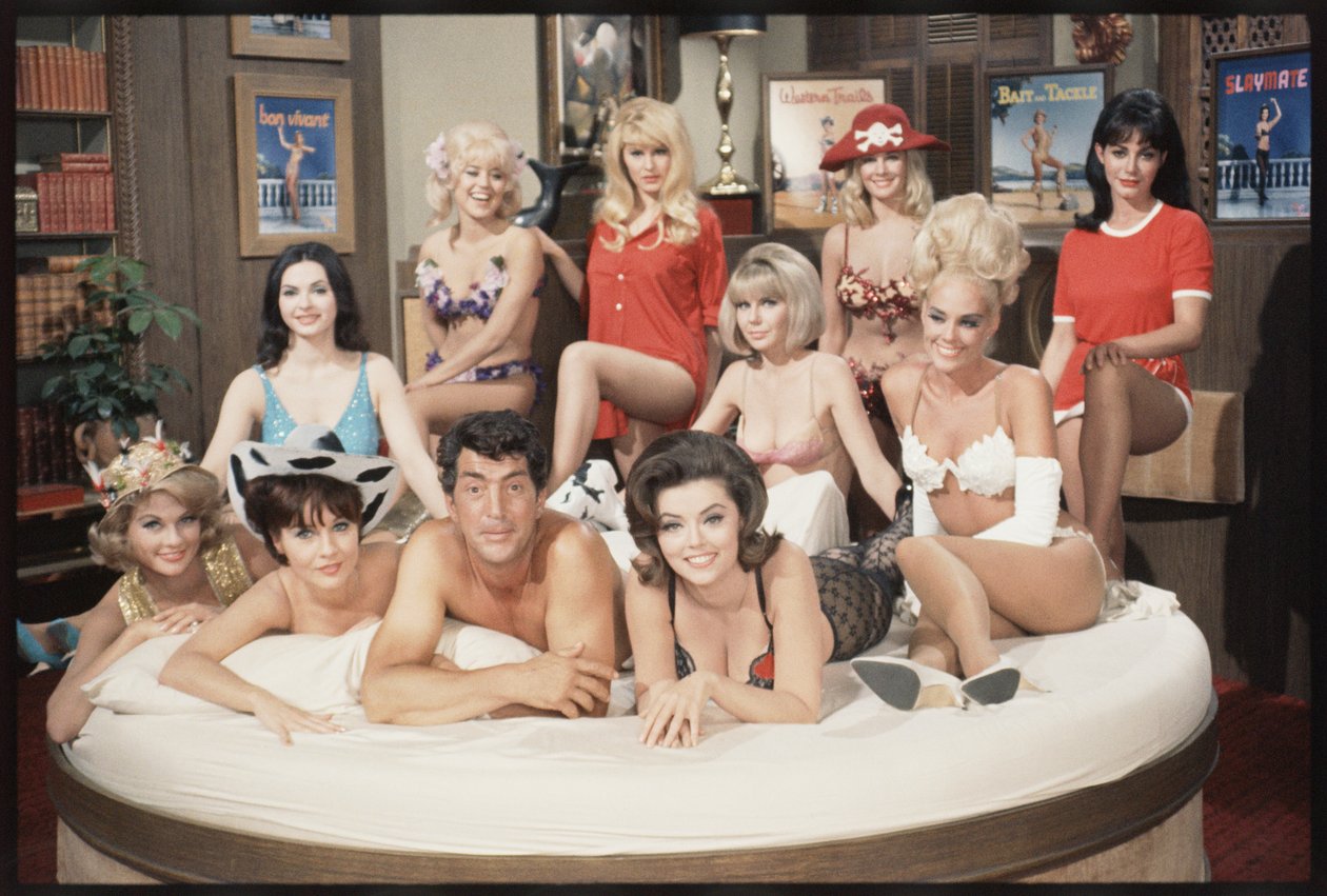 Dean Martin als Matt Helm en de meisjes op de set van 