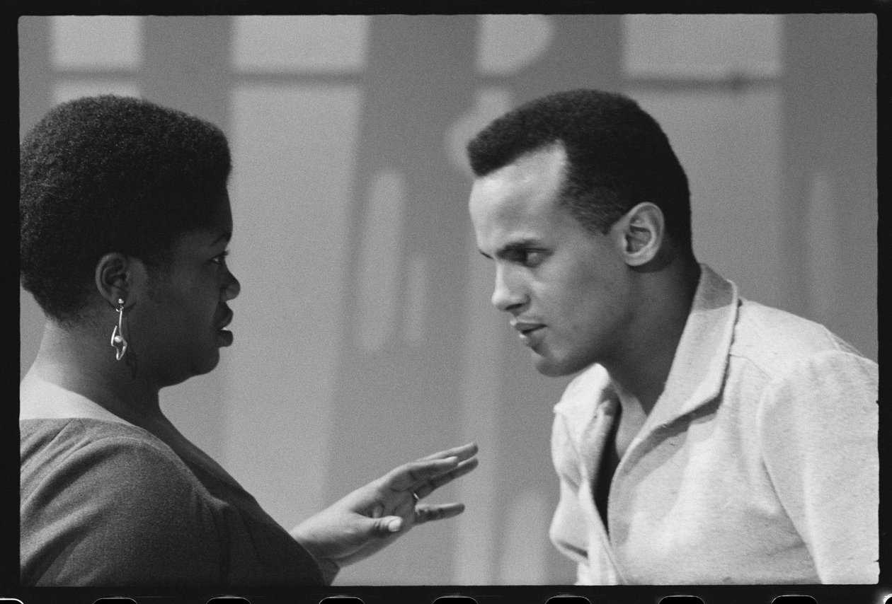 Harry Belafonte met Odetta op de set van tv-special door Orlando Suero