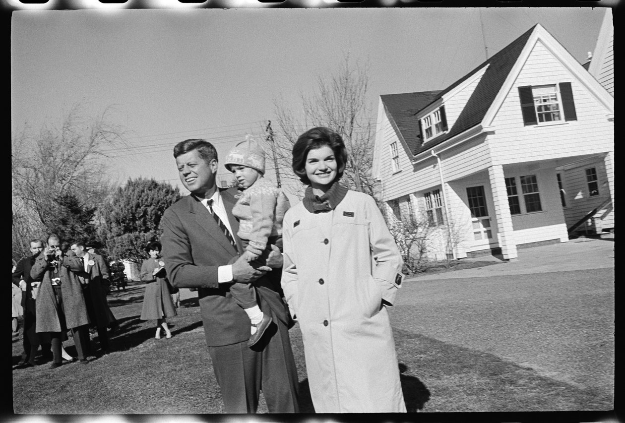 John F. Kennedy met Jackie Kennedy en dochter, Caroline door Orlando Suero