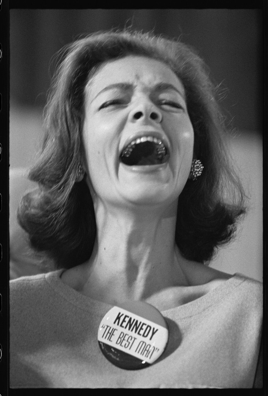 Lauren Bacall draagt 