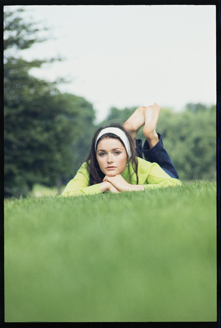 Margot Kidder op het gras door Orlando Suero