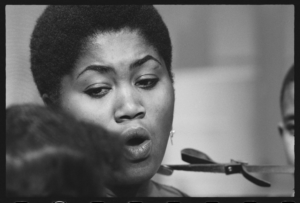 Odetta zingt voor kinderen op de set van een tv-special door Orlando Suero