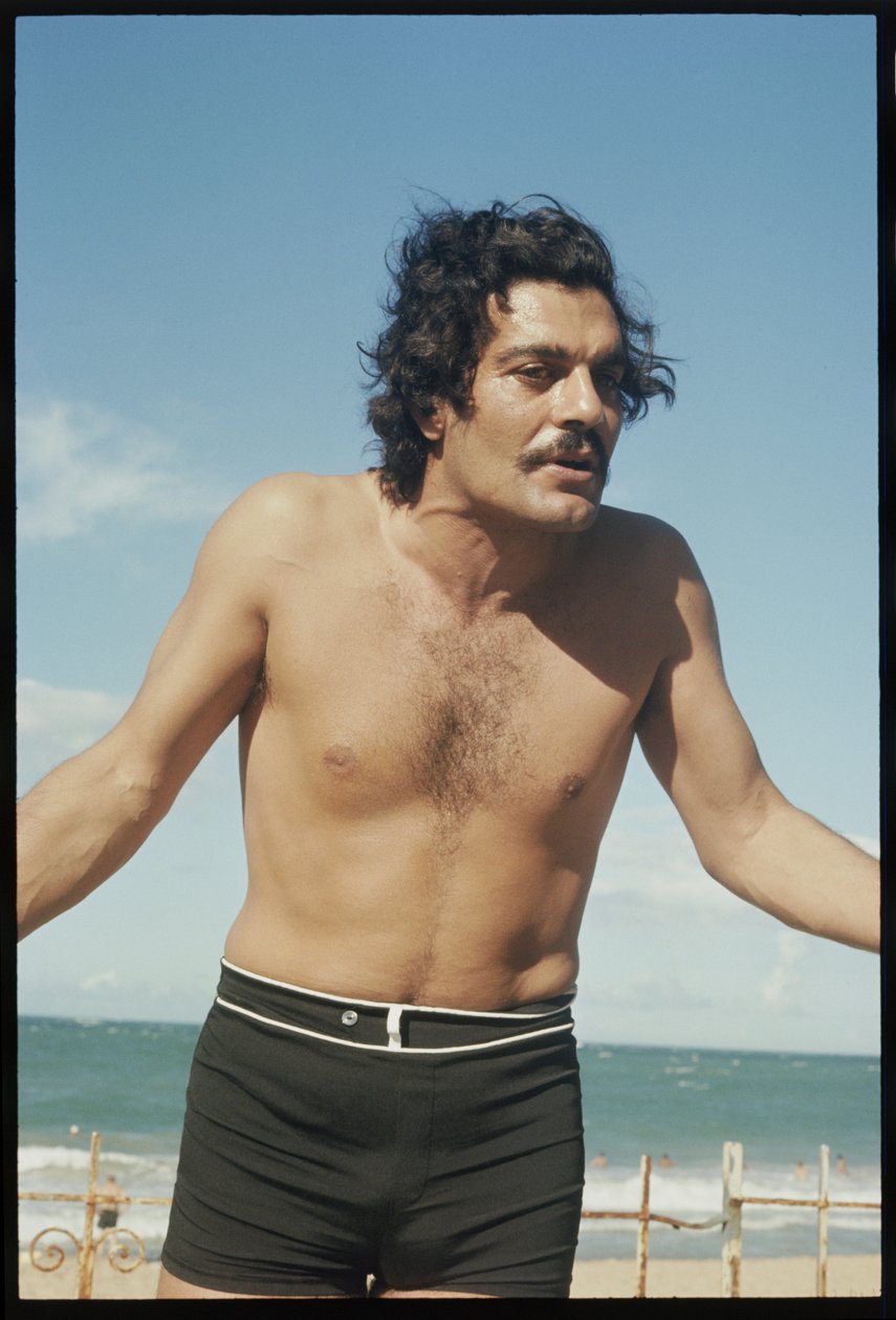 Omar Sharif op het strand door Orlando Suero
