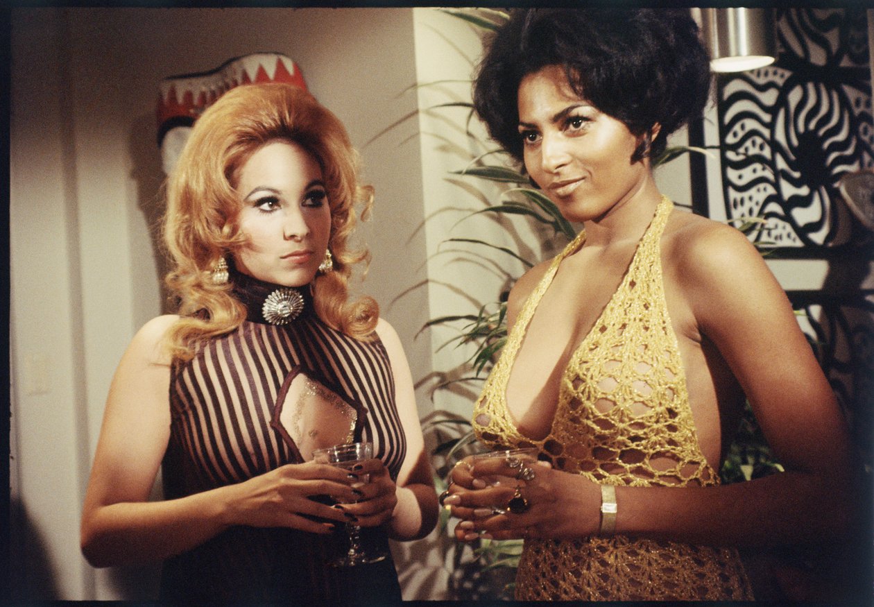 Pam Grier als achtergrond extra op de set van 