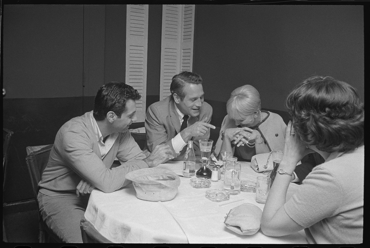 Paul Newman, Mort Sahl en Joanne Woodward grappen tijdens het diner door Orlando Suero