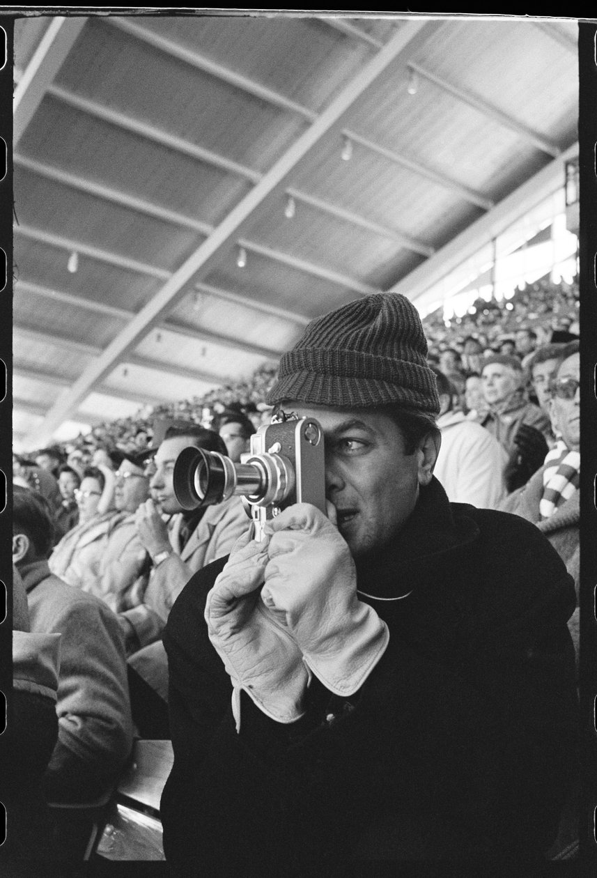Tony Curtis met Leica-camera op de Winterspelen, Squaw Valley, Californië door Orlando Suero